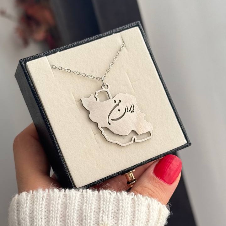 گردنبند ایران نقره‌ای با نوشته ایران روی پلاک نقشه