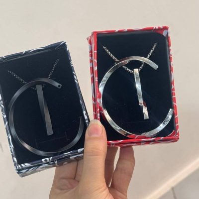 ست بنگل و گردنبند مردانه طرح پیچ در دو رنگ مشکی و نقره‌ای