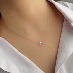 گردنبند سنگ ماه صورتی روی گردن با زنجیر ۴۵ سانتی